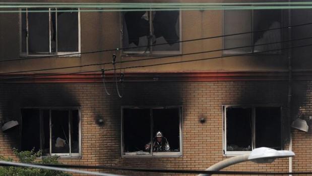 Un bombero revisa una habitación del edificio de Kioto Animation incendiado