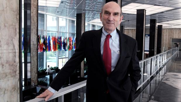 El enviado de Estados Unidos para Venezuela, Elliott Abrams, posa durante una entrevista en la sede del Departamento de Estado en Washington