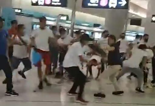 Los hombres de blanco golpean a la gente en la estación
