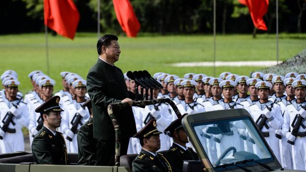 El presidente chino, Xi Jingping, pasa revista a un destacamento del Ejército Popular de Liberación, en 2017