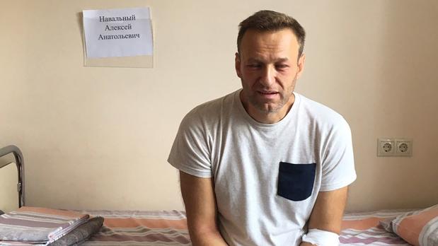 El líder opositor ruso, Alexei Navalni, este lunes en el hospital moscovita en el que fue ingresado