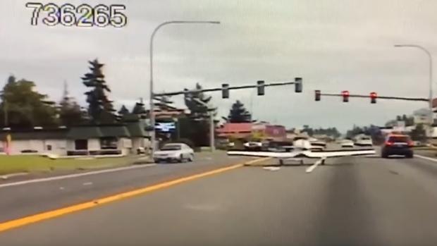 «Pensé que iba a caer sobre mí»: una avioneta aterriza de emergencia en una carretera de Washington