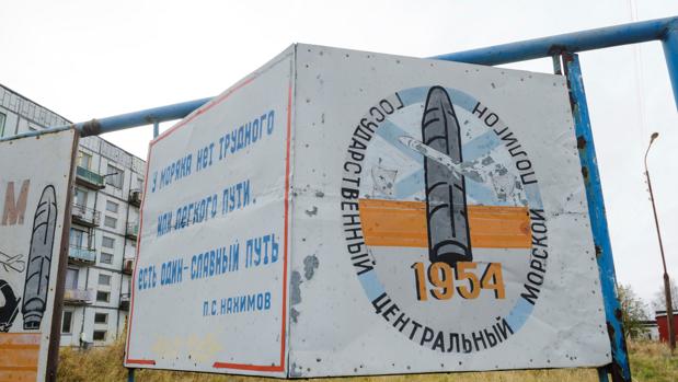 Un cartel en el pueblo de Nyonoksa, a 30 km de Severodvinsk, en cuyo campo de pruebas para armas balísticas habría ocurrido el incidente
