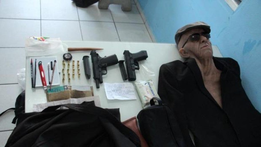 Un hombre intenta robar un banco disfrazado con una máscara de anciano