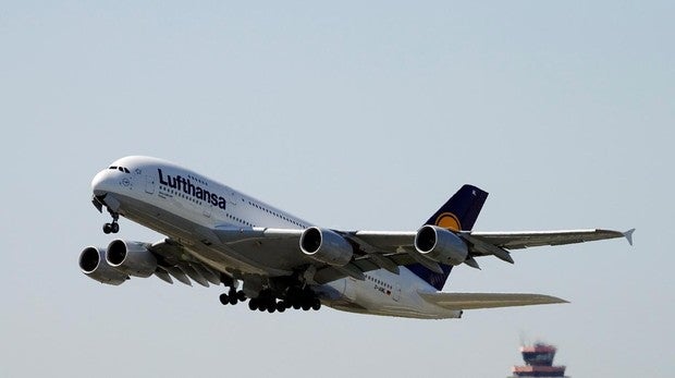 Airbus A380-841 de Lufthansa que despega del aeropuerto de Fráncfort (Alemania)