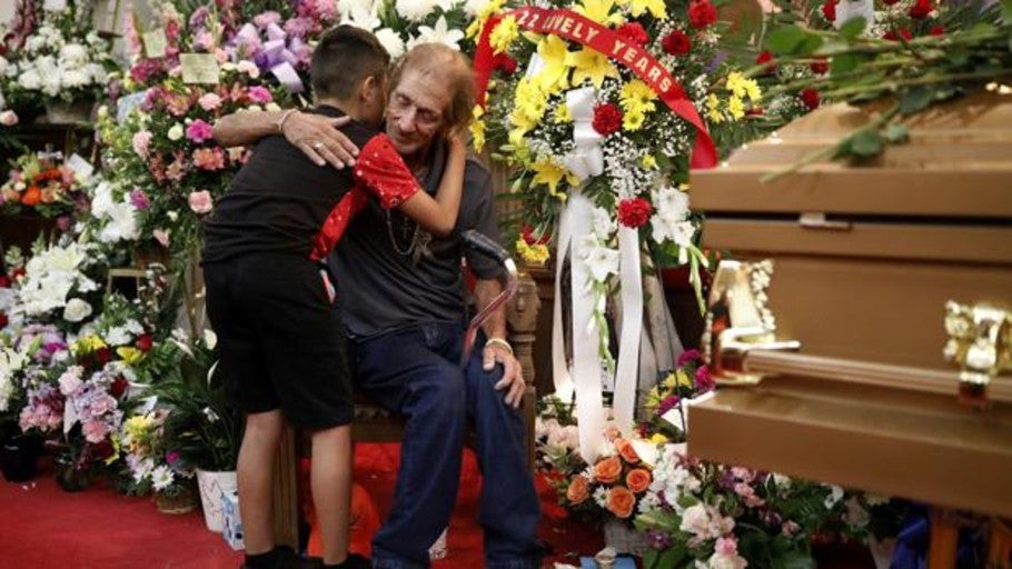 Cientos de personas arropan al viudo de una víctima del tiroteo de El Paso que temía quedarse solo en el funeral