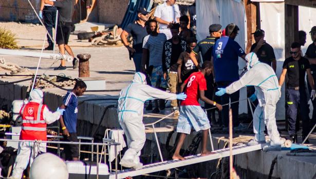 Los menores no acompañados del Open Arms desembarcan este sábado en la isla italiana de Lampedusa