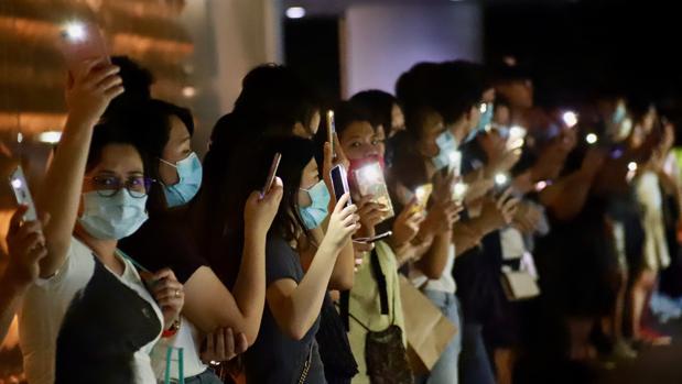 Un aspecto de la cadena humana formada a lo largo de 33 kilómetros en Hong Kong