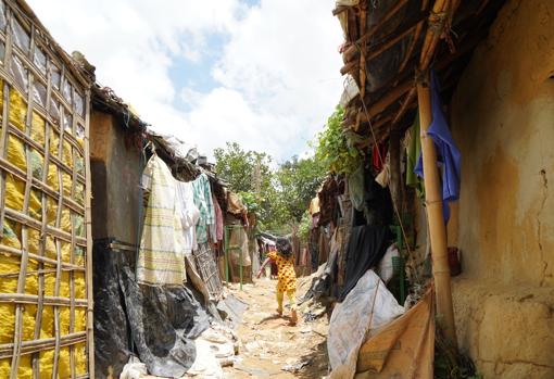 Una niña atraviesa uno de los callejones en el superpoblado Kutupalong megacamp