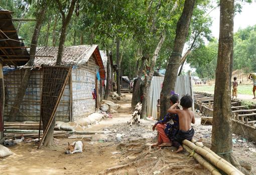Dos niñas, peinándose en el mega campamento de Kutupalong