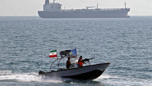 Personal militar iraní navega en patrulleras frente a un petrolero, en una imagen de archivo