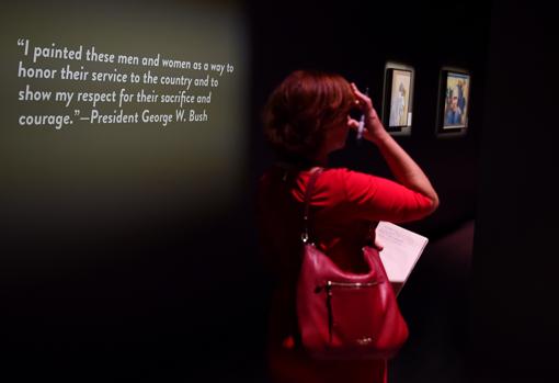 La exposición de las pinturas de Bush