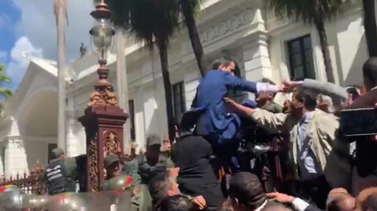 guaido-kydE--1248x698@abc.jpg