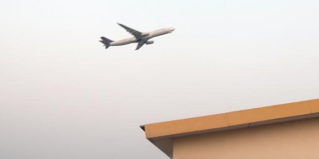 Un avión comercial con 83 personas a bordo se estrella en una zona controlada por los talibán en Afganistán