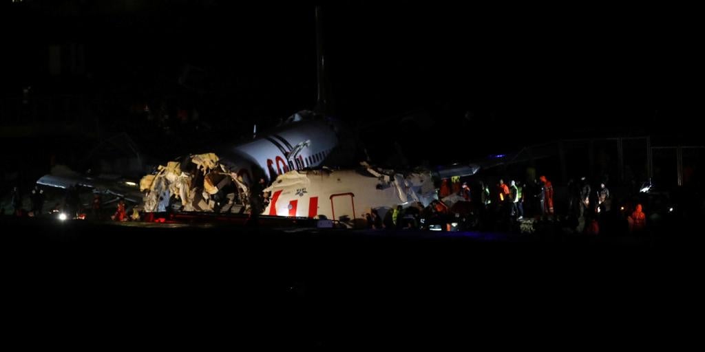 Al menos un muerto y 157 heridos en el avión turco que se salió de la pista al aterrizar y se partió en tres