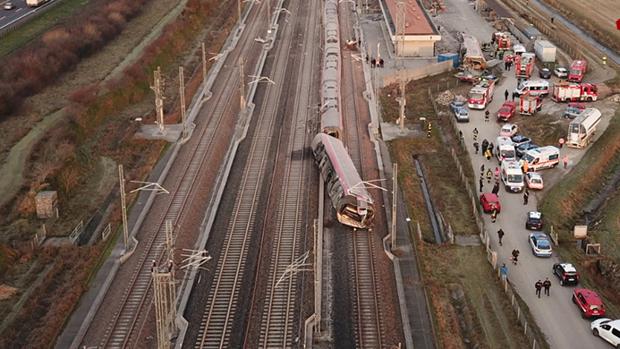 Mueren dos maquinistas y 27 personas resultan heridas tras descarrillar un tren de alta velocidad en Italia
