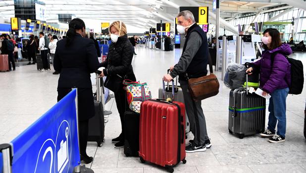 El Gobierno británico pide a sus ciudadanos evitar cualquier viaje internacional «no esencial»
