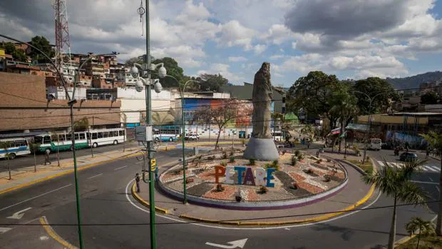 Una rotonda vacía en el barrio de Petare, en Caracas