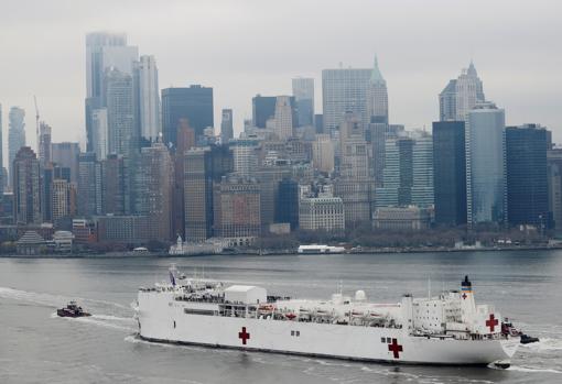 El buque hospital, con los rascacielos de Manhattan al fondo