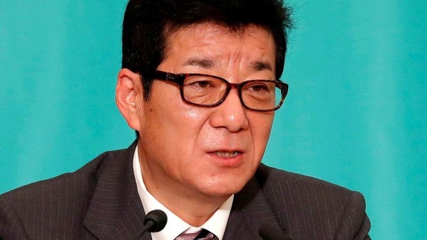 Un político japonés pide que los hombres compren en la pandemia porque tardan menos que las mujeres