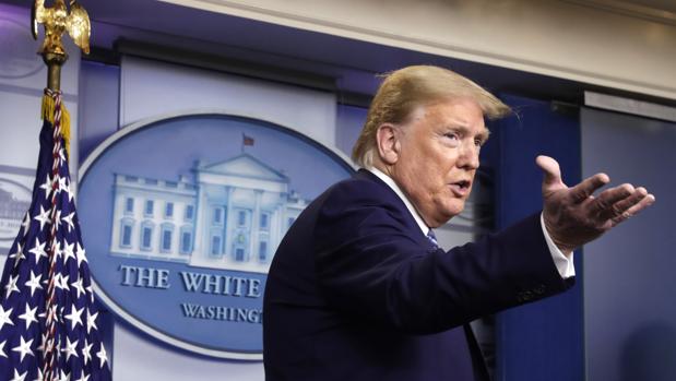 Grupos científicos critican que Trump anime a tratar el virus inyectando desinfectante o con luz solar