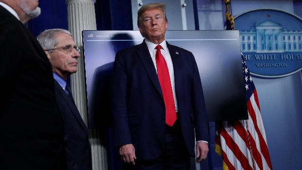Trump dice estar en «total desacuerdo» con Fauci y critica que el experto «juega a dos bandas»