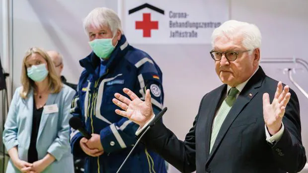 El presidente alemán, Steinmeier, habla en un centro de salud de Berlín