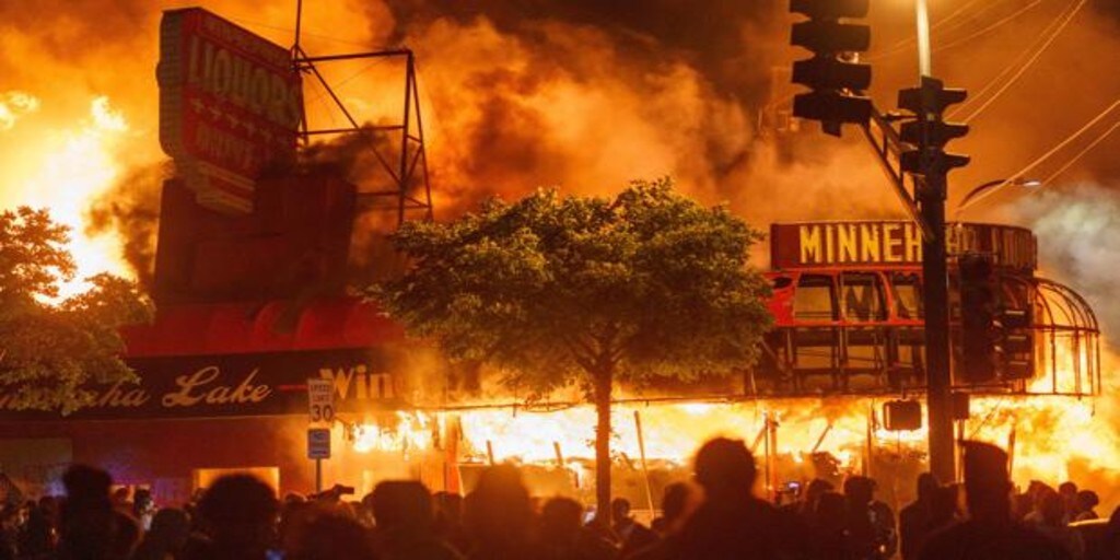 Noche de saqueos, incendios y destrucción de tiendas en EE.UU. por la  muerte de un hombre negro