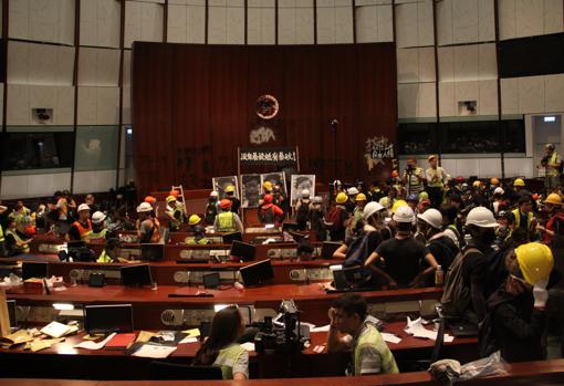 La marcha del 1 de julio del año pasado acabó con el asalto al Parlamento de Hong Kong, donde los manifestantes causaron cuantiosos destrozos