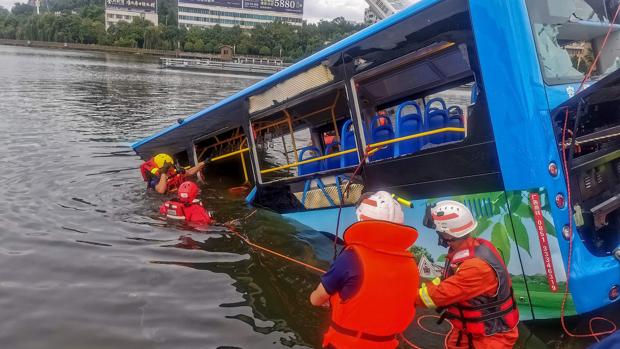 Los equipos de rescate trabajan después de que un autobús se hundiera en un lago en Anshun