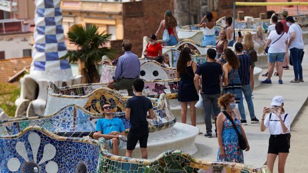 Varios visitantes en el parque Güell de Barcelona a pesar de que las autoridades hicieron un llamamiento para quedarse en casa