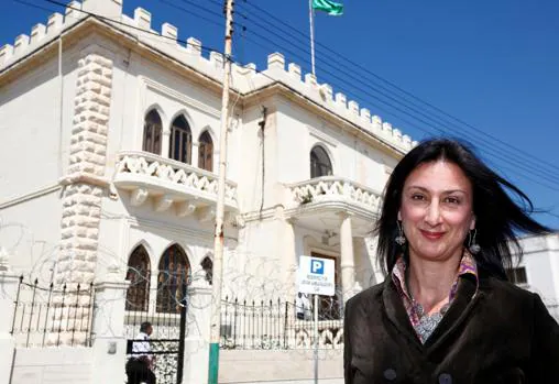 Daphne Caruana, la periodista asesinada, frente a la Embajada de Libia en la Valeta