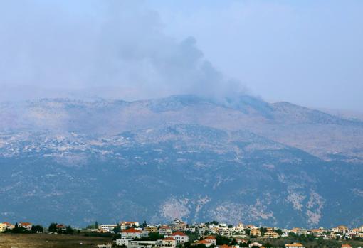 El humo se eleva desde la disputada zona de las granjas de Sheba