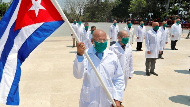 Alerta sobre la «explotación» a la que Cuba somete a sus médicos en misiones exteriores