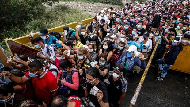 Venezolanos tratan de ingresar a su país desde la frontera con Colombia