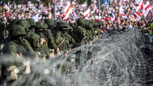 Otro domingo de manifestaciones multitudinarias, arrestos y Lukashenko exhibiendo tanques
