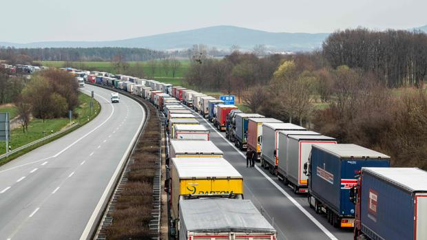 Hallan en un camión de mercancías a 43 inmigrantes a punto de asfixiarse en Austria