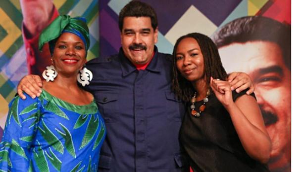 Nicolás Maduro y a la derecha, Opal Tometi, una de las fundadoras de Black Lives Matter