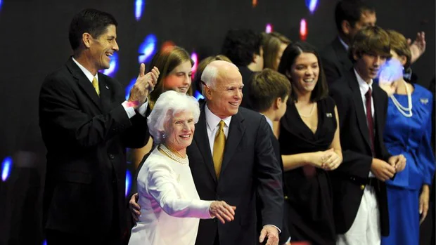 John McCain abraza a su madre, Roberta, en 2008