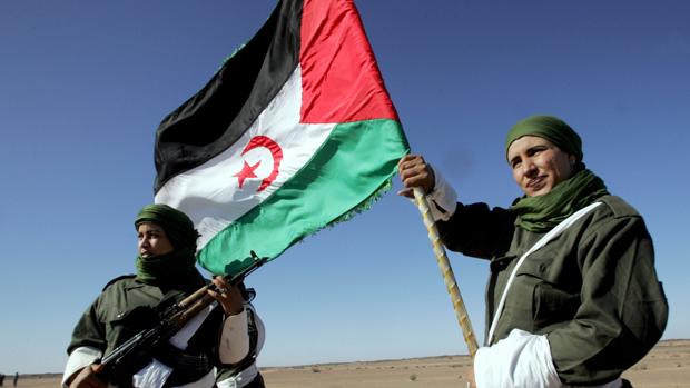 Una mujer porta una bandera de la República Árabe Democrática del Sáhara