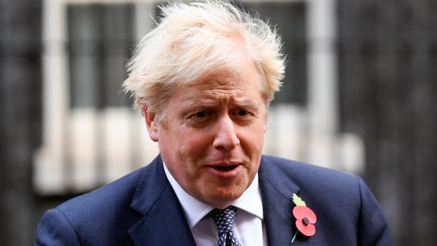 Johnson deja Downing Street para asistir a una reunión del gabinete en la Oficina de Relaciones Exteriores