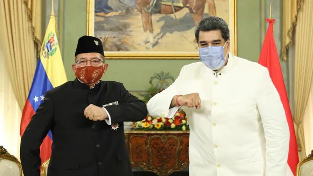 Nicolás Maduro y el embajador de Indonesia en Venezuela