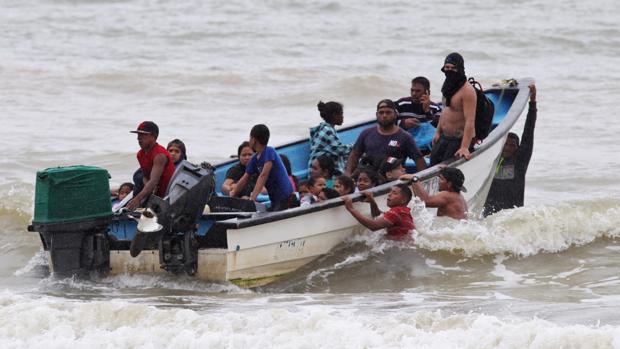 Trinidad y Tobago deporta a 160 venezolanos tras pactar un acuerdo de gas con Maduro