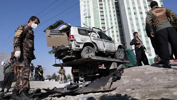 Funcionarios de seguridad afganos aseguran el lugar después del atentado contra la vida del vicegobernador de Kabul, Mohibullah Mohammadi
