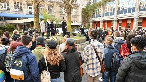 Conmoción tras el suicidio en Francia de una chica trans expulsada de clase por llevar falda