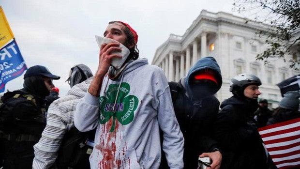 Cuatro personas muertas y medio centenar de detenidos durante el asalto al Capitolio de EE. UU.