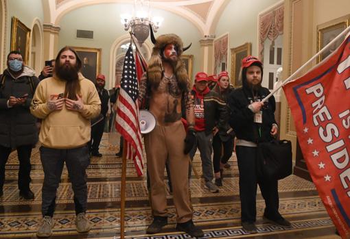 Vestido de búfalo, el radical Jake Agnelli, defensor de la teoría de conspiración QAnon, durante el asalto al Capitolio de EE.UU.