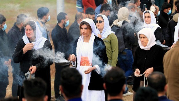Los yazidíes despiden a un centenar de víctimas de Daesh en una ceremonia multitudinaria en Irak