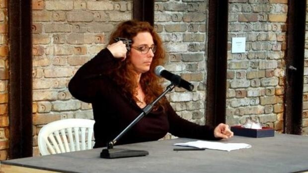 La artista Tania Bruguera durante su performance 'Autosabotaje" en la Bienal de Venecia, en 2009