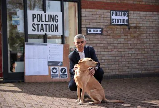 El candidato a la reelección como alcalde de Londres, Sadiq Khan, frente a un centro de votación